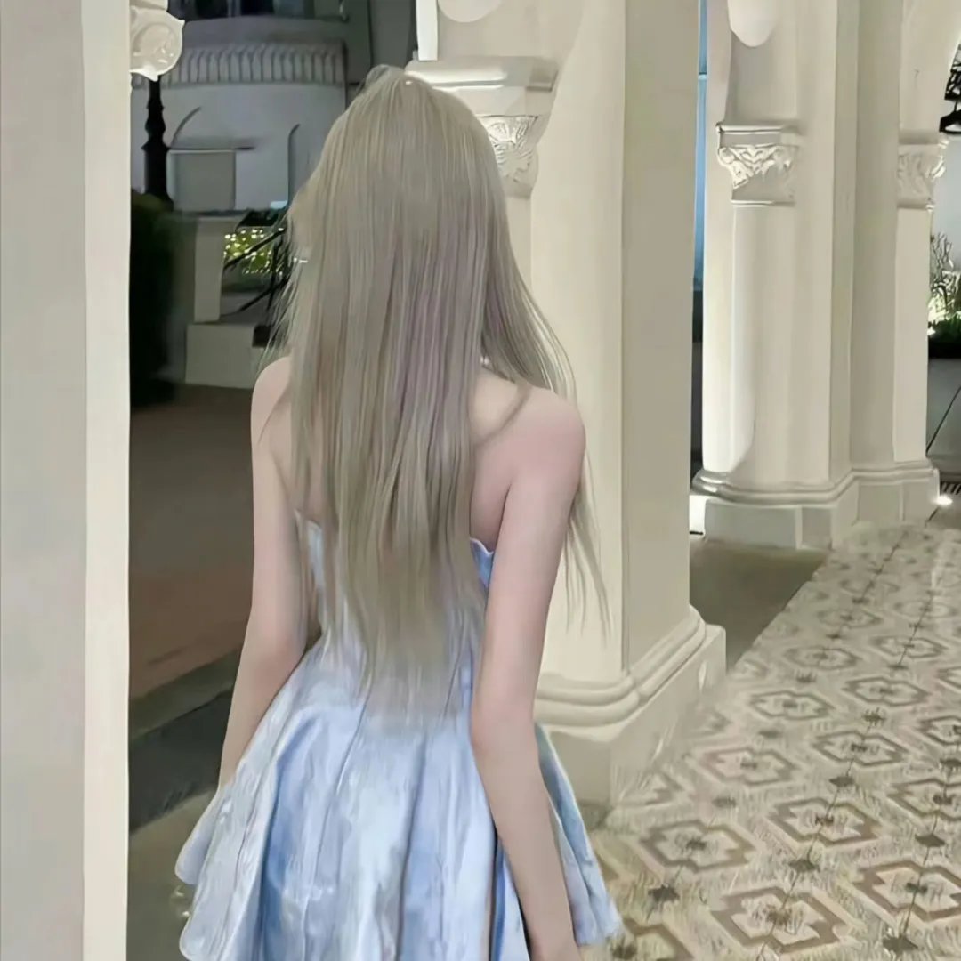 穿风信子蓝的少女